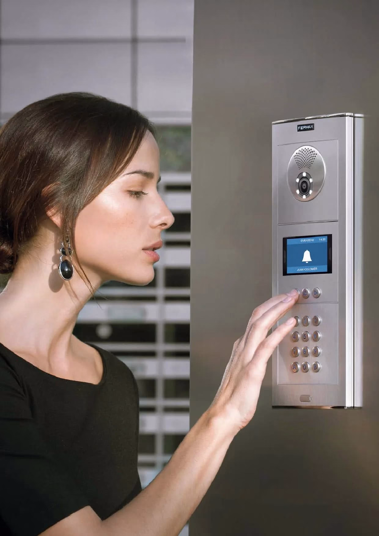 Домофон и девушка