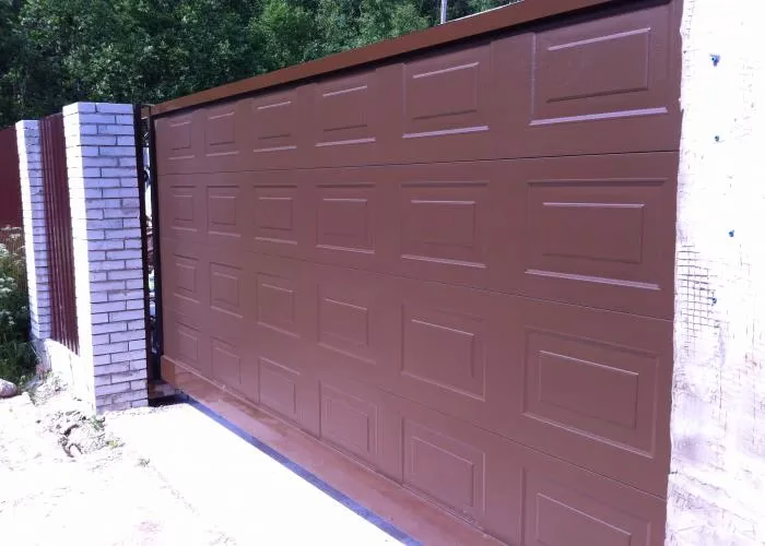 Установленное полотно откатных ворот