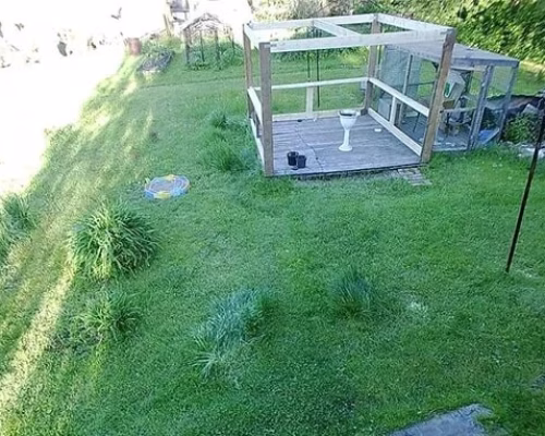 Камера направлена на беседку в загородном доме