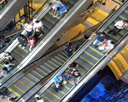 Камера видеонаблюдения за эскалатором в ТЦ