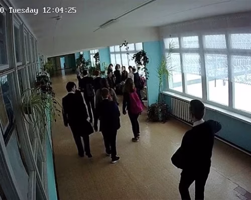 Камера наблюдения в школе во время перемены