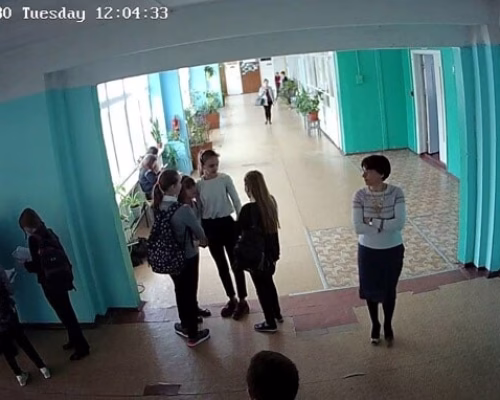 Коридор школы и преподаватель