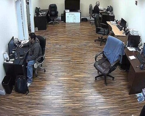 Камера в офисе на потолке