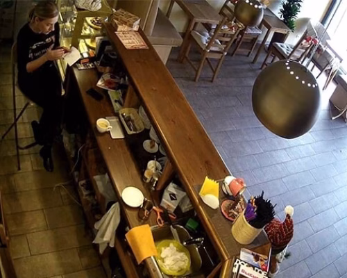 Видеонаблюдение за барной стойкой в кафе