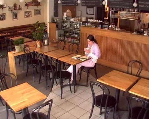 Камера в ресторане на единственного посетителя