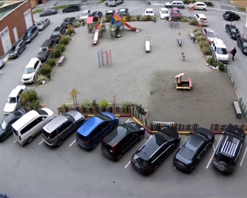 Общий вид парковки во дворе с камеры
