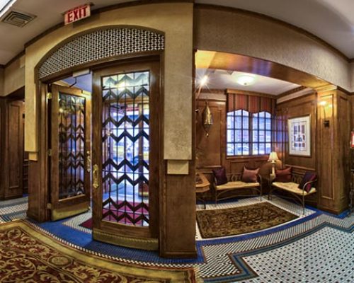 Камера видеонаблюдения на ресепшене гостиницы