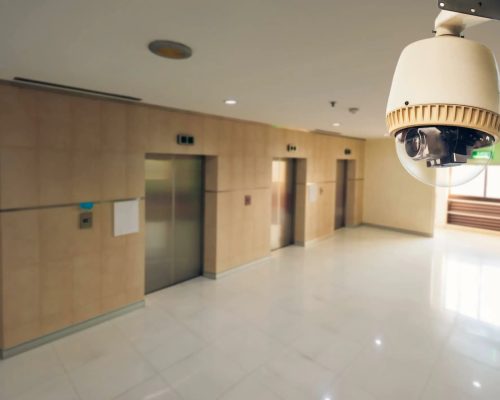 Камера видеонаблюдения на этаже гостиницы