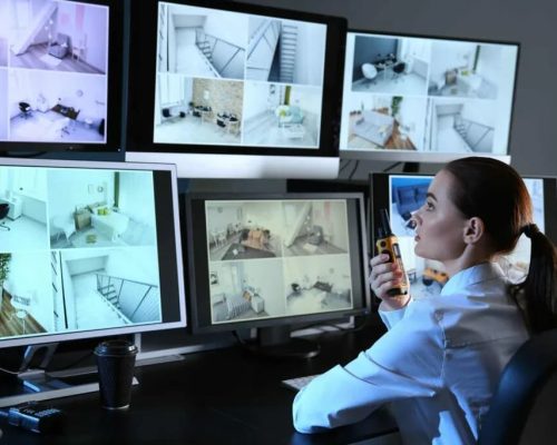 Охранник в гостинице просматривает видеонаблюдение