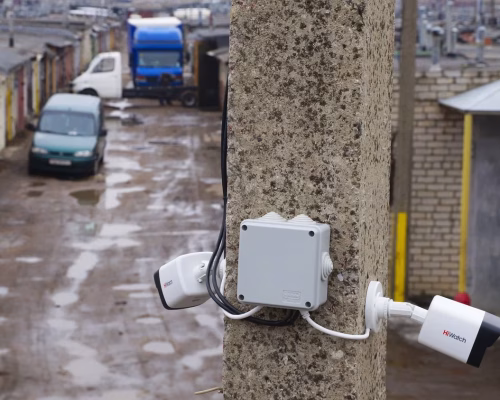 Камера на столбе в гараже