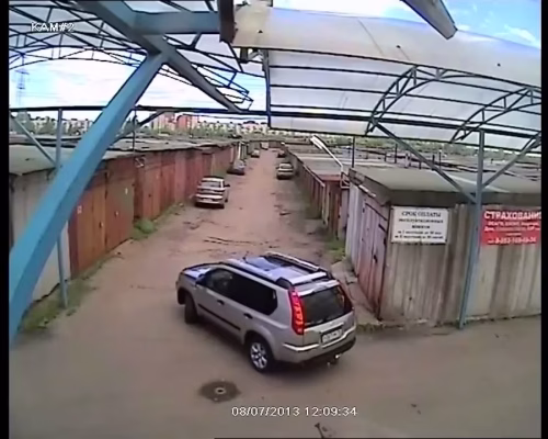 Камера снимает весь проезд в ГСК