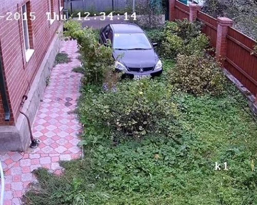 Камера видеонаблюдения за автомобилем в загородном доме