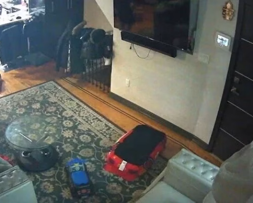 Камера видеонаблюдения в углу комнаты